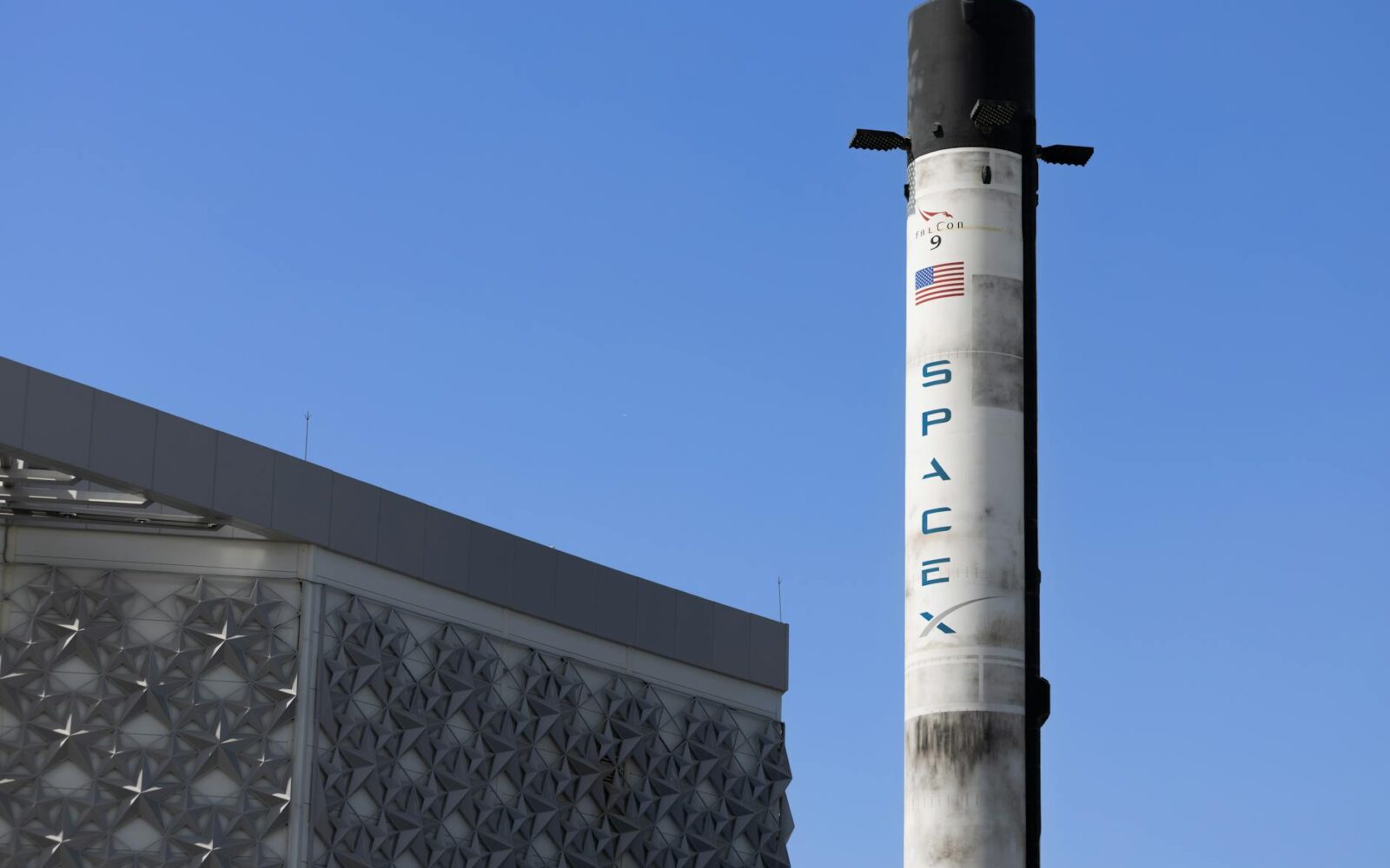 SpaceX launch delay and Lenovo's AI success — SpaceX, Lenovo